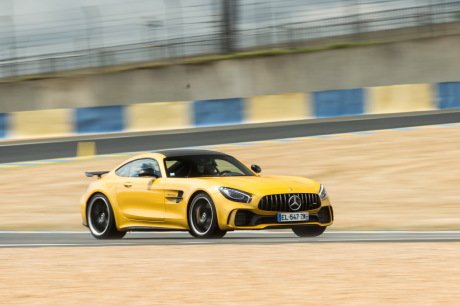 Mercedes AMG GT R jaune avant droit