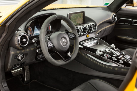 Mercedes AMG GT R planche de bord
