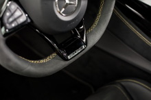 L'alcantara surpiqué jaune est à cocher en option