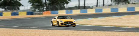 Mercedes AMG GT R jaune vue avant