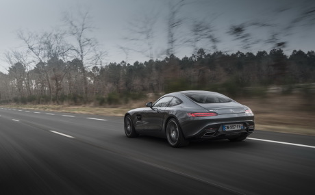 Terminée, l'allure néo-rétro du SLS AMG. S'il est aussi large et récupère sa coque en alu, le nouveau GT mesure 9 cm de moins en longueur (4,55 m).