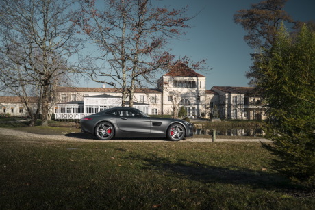 Long capot et poste de conduite rejeté à l'arrière confirment la filiation du GT avec l'ancien SLS : moteur central avant, structure et carrosserie composée d'aluminium.