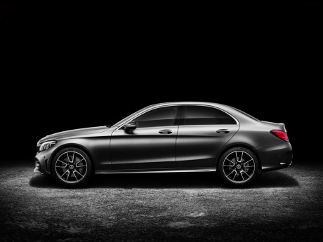 Mercedes Classe C 2018 restylée vue de profil grise en studio fond noir