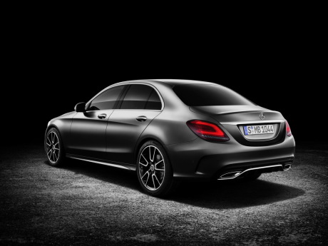 Mercedes Classe C 2018 restylée vue arrière grise en studio fond noir