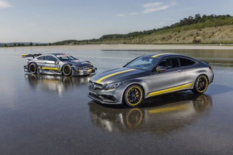 Mercedes AMG Classe C Coupé 63 S Edition 1 garé sur une flaque d'eau à coté de la Classe C DTM vue avant
