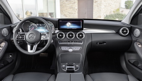 Mercedes Classe C 2018 restylée vue de l'habitacle planche de bord