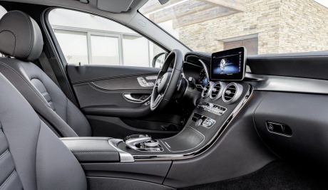 Mercedes Classe C 2018 restylée vue de l'habitacle planche de bord