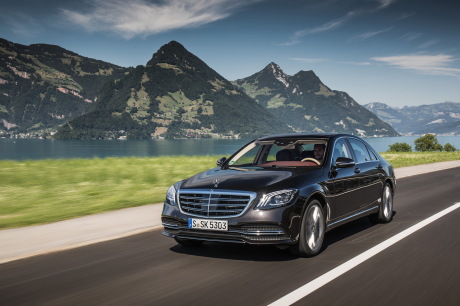 Plus de deux tonnes en mouvement, empattement au-delà des trois mètres : et pourtant, la Mercedes Classe S n'est pas pataude dans les enchaînements de courbe... Elle dispense même un plaisir de conduite qui va au-delà du confort.