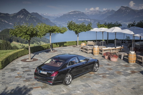 La Mercedes Classe S a adopté lors de son restylage des feux arrière à effet cristal. Un toit posé plutôt bas (1,50 m) pour sa taille (5,13 m en version courte) et des flancs sculptés concourent à son allure dynamique.