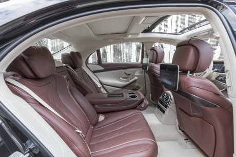 Le rang arrière de la Mercedes Classe S est largement aménageable : deux sièges individuels séparés par une console (limousine, 1 400 €), écrans multimedia (4 000 €), sièges latéraux massants (2 000 €) ou climatisés (1 400 €), siège arrière droit inclinable jusqu'à 44° (1 200 €), tablettes cuir extr