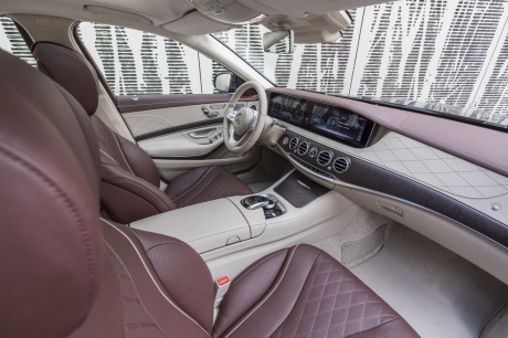 La Mercedes Classe S reste fidèle à ses deux écrans géants 12,4'', placés côte à côte sous casquette et vitre communes : l'un pour l'instrumentation numérique, l'autre pour le GPS et les fonctions multimedia.