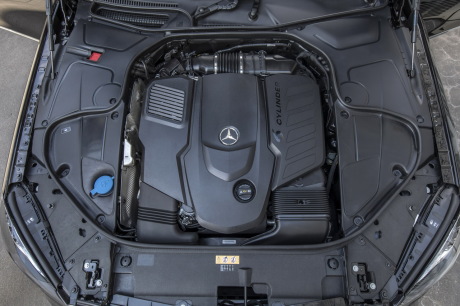 Mercedes passe au moteur à six cylindres en ligne avec cette S400 diesel.