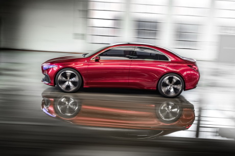 Concept-car Mercedes Classe A à 4 portes profil rouge