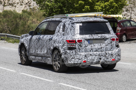 Futur Mercedes GLB 2019 SUV vue arrière camouflé