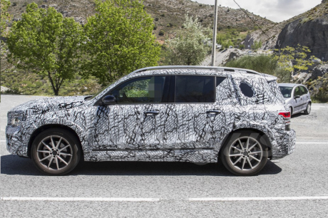 Futur Mercedes GLB 2019 SUV vue de profil camouflé
