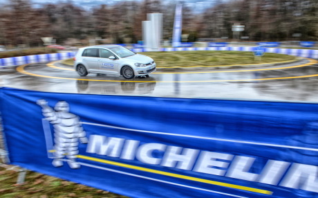 Le Michelin CrossClimate offre de bonnes performances sur chaussée mouillée.