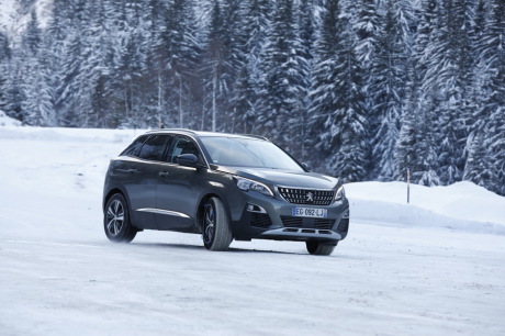 Peugeot 3008 travers glisse neige
