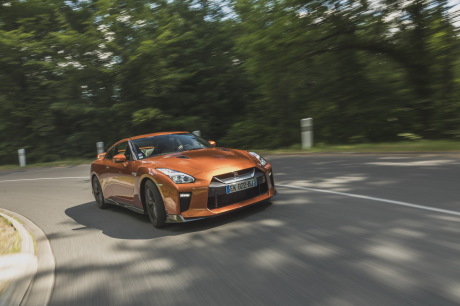 Nissan GT-R 2017 orange viue avant en virage