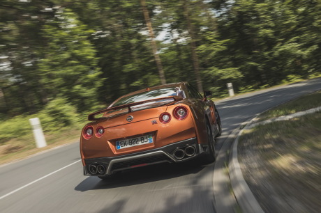 Nissan GT-R 2017 orange vue arrière en virage