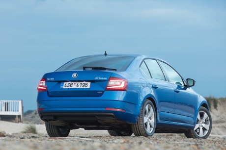 Skoda Octavia restylée : statique extérieur berline 3/4 AR droit