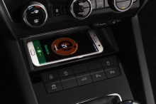 Skoda Octavia restylée : intérieur borne d'appel d'urgence Skoda Connect