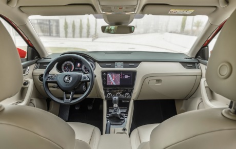 Skoda Octavia restylée : intérieur planche de bord large beige