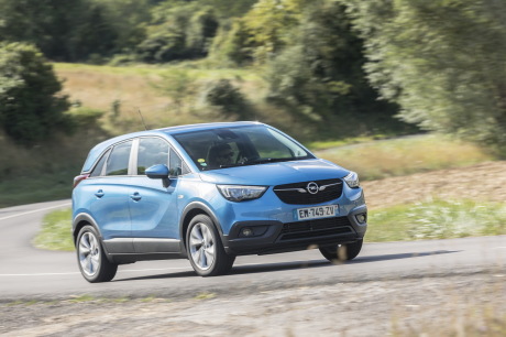 Opel Crossalnd X bleu avant droit en virage