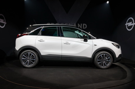 Opel Crossland X vue de profil couleur blanche et noire