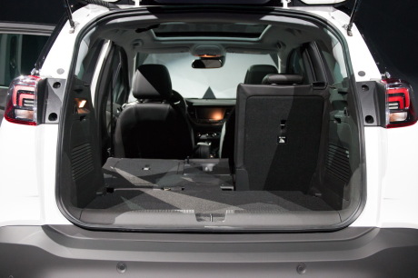 Opel Crossland X vue du coffre ouvert.
