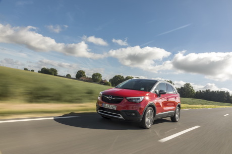 Opel Crossland X rouge roulant sur une route vue avant gauche