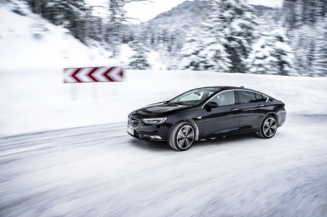 Opel Insignia Grand Sport noire neige 3/4 avant