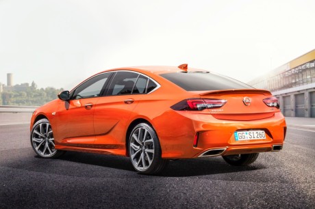 Opel Insignia GSi vue arrière berline orange