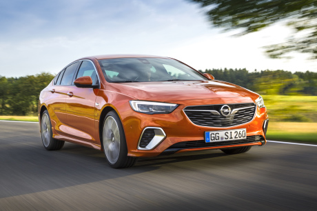 Opel Insignia GSi vue avant berline orange vue avant roulante