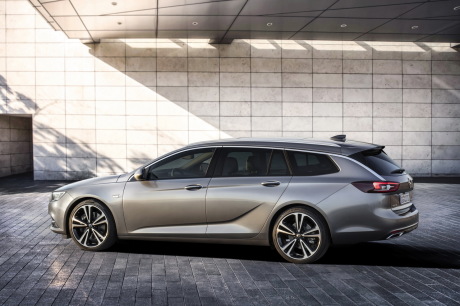 Opel Insignia Sports Tourer 2017 couleur grise vue de profil