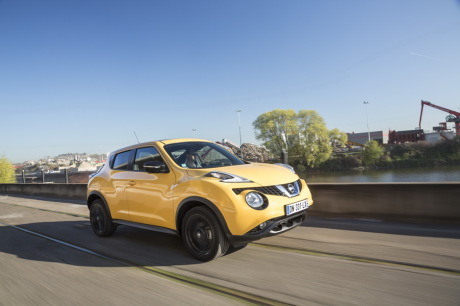 3/4 avant Nissan Juke jaune jantes noires