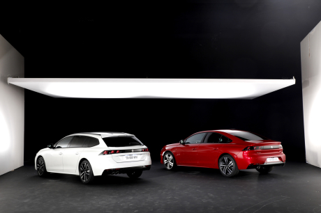 Peugeot 508 SW GT Line blanche vue arrière et Peugeot 508 berline GT rouge vue arrière