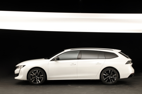 Peugeot 508 SW GT Line 2018 blanche vue de profil