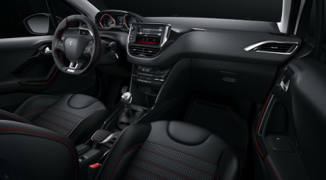 habitacle GT LIne nouveau Peugeot 2008 restylé salon de Geneve 2016