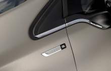 Outre le système HiFi JBL, comme l'indique le badge sur l'aile avant, la série Peugeot 208 XY JBL inaugure une peinture texturée dont le toucher est granuleux.