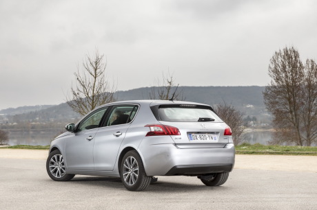Notre Peugeot 308 d'essai est la 1.6 BlueHDi 120 EAT6 Allure. Son prix est de 29 700 €.