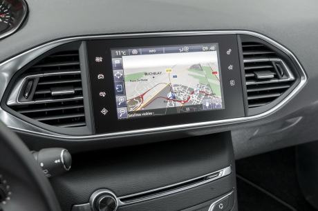Système multimédia / clim / GPS dans la Peugeot 308.