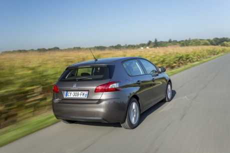 La Peugeot 308 PureTech 110 dispose d'une boîte de vitesses à cinq rapports.