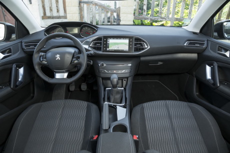 Ambiance et mobilier inimitables à bord de la Peugeot 308.