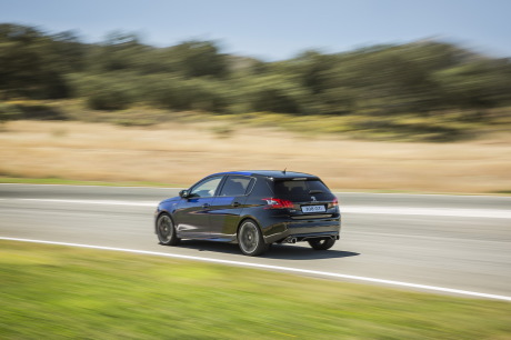 Peugeot 308 GTi 2017 coupe franche bleu arrière gauche sur piste