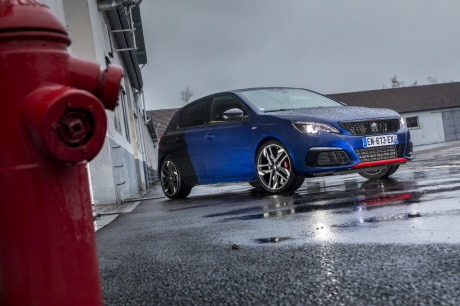 Peugeot 308 GTi coupe franche bleu statique avant droit
