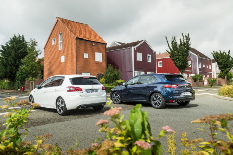 La 308 PureTech 130 ch EAT6 est ici photographiée en version GT Line (30 100 €). Mais nous retiendrons la finitionAllure (28 000 €) dans notre tableau comparatif, plus proche en prix de la Renault Mégane TCe 120 ch EDC7 Intens (27 400 €).