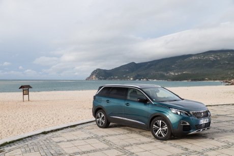 Peugeot 5008 Allure bleu en bord de mer
