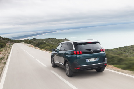 Peugeot 5008 Allure bleu roulant sur une route vue arrière gauche