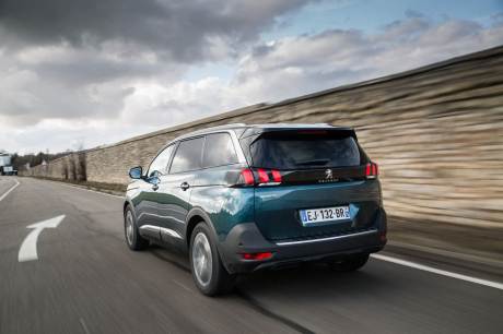 3/4 arriere peugeot 5008 dynamique sur la route