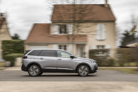 Le Peugeot 5008 2.0 BlueHDi 150 est en finition Allure au prix de 36 950 €. Les sept places sont en série.